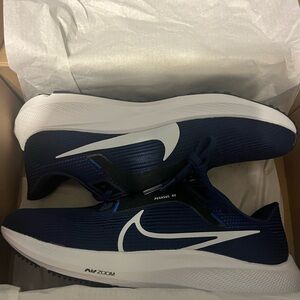 NIKE AIR ZOOM PEGASUS 40
MIDNIGHT NAVY/PURE PLATINUM
MARINE